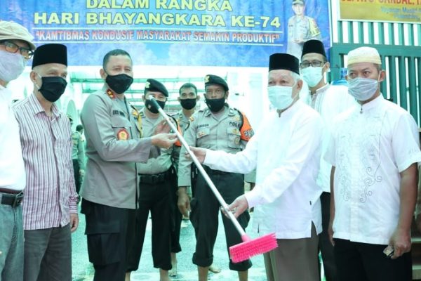 jelang hari bhayangkara ke 74 polda sumsel melaksanakan baksos 11098