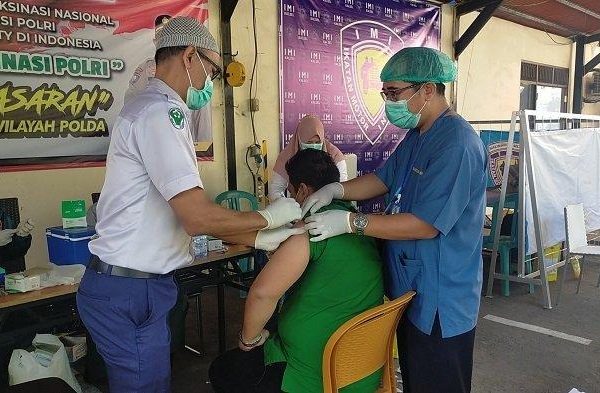 jelang hari bhayangkara ke 75 polda kalsel gelar vaksinasi covid 19 28910