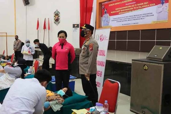 jelang hari bhayangkara ke 75 polda kalteng gelar pelayanan kesehatan donor darah dan penyaringan plasma sembuh 29015