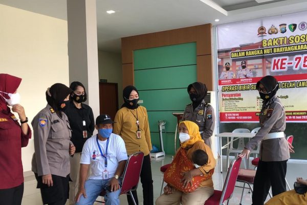 jelang hari bhayangkara ke 75 polda kepri gelar bakti sosial operasi bibir sumbing dan celah langit langit 28912