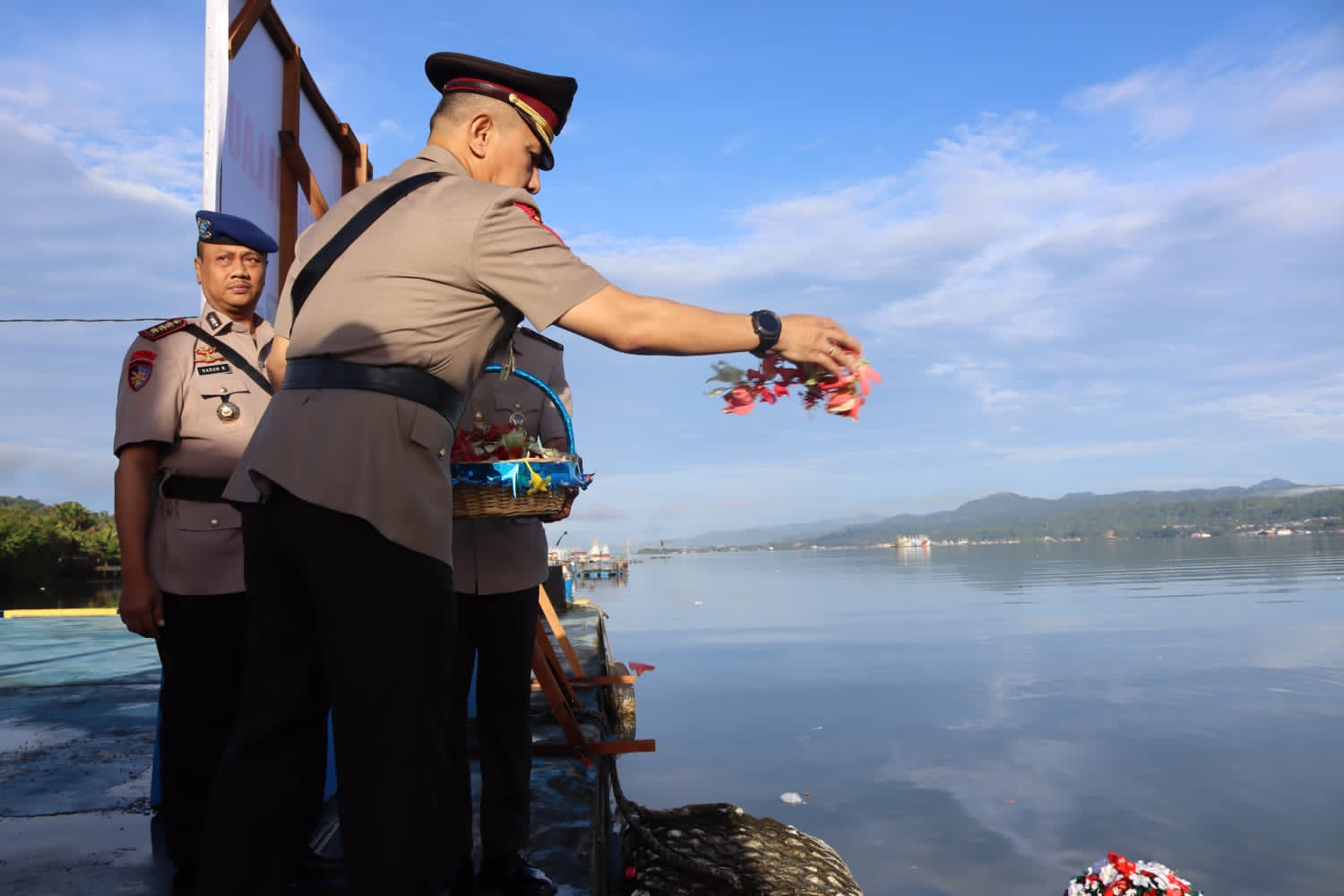 jelang hari bhayangkara ke 76 polda maluku tabur bunga di laut mengenang jasa pahlawan 47942