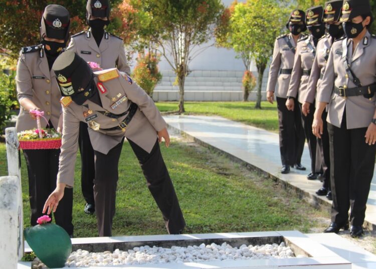 jelang hari jadi polwan ke 73 polda kalteng ziarah ke taman makam pahlawan sanaman lampang 26982