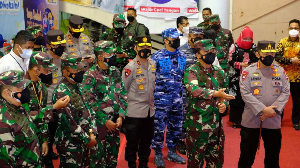 jelang hari kemerdekaan kapolri dan panglima tni tinjau akselerasi vaksinasi massal di kaltim 26679