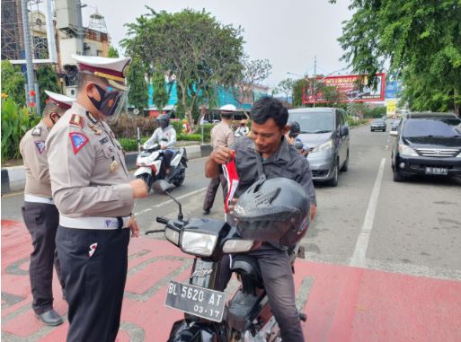jelang hari kemerdekaan ri ke 75 ditlantas polda aceh bagikan 1000 masker merah putih 19546