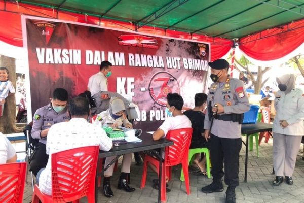 jelang hari korps brimob polri ke 76 brimobda malut gelar vaksinasi gratis dan baksos 24852