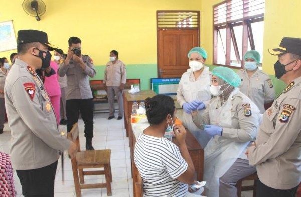 jelang hut bhayangkara ke 75 polda ntt gelar bhakti kesehatan polri bagi warga sulamu 29018