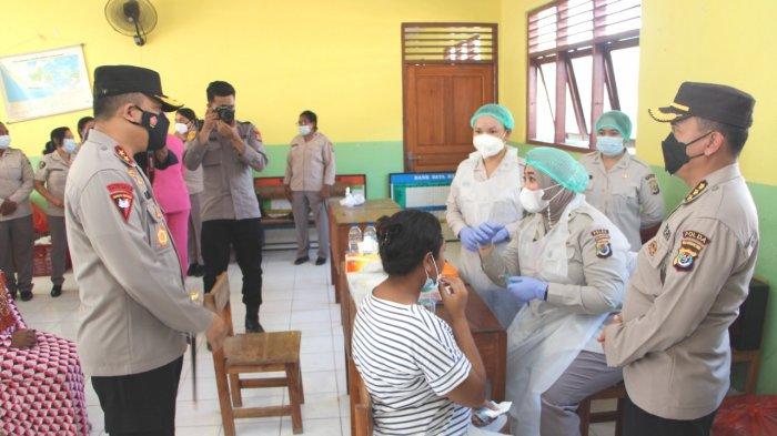 jelang hut bhayangkara ke 75 polda ntt gelar bhakti kesehatan polri bagi warga sulamu 29018