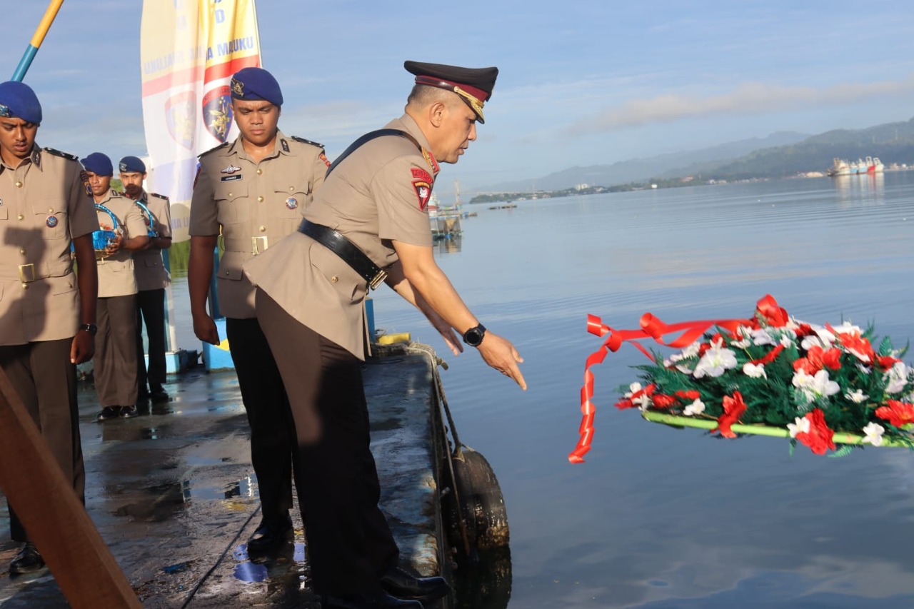 jelang hut bhayangkara polda maluku tabur bunga di laut mengenang jasa pahlawan 47931