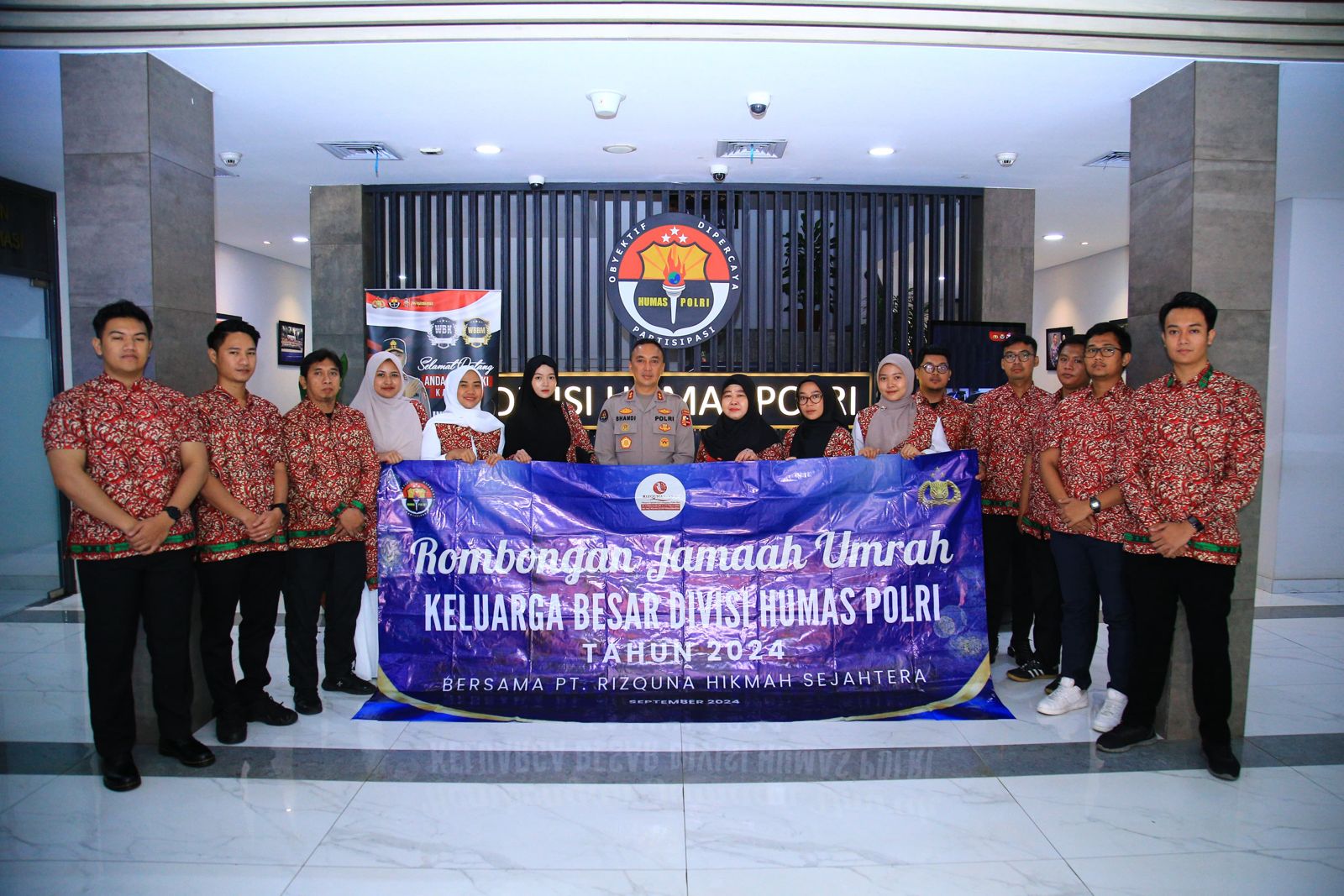 jelang hut humas polri irjen pol sandi berangkatkan anggotanya umroh 79166