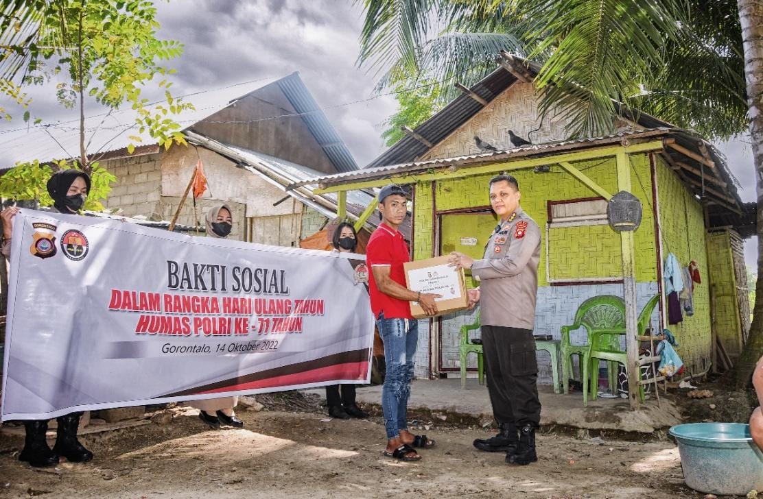 jelang hut humas polri ke 71 bid humas polda gorontalo bagikan sembako kepada masyarakat kurang mampu 50637