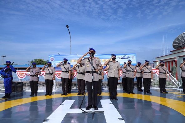 jelang hut ke 70 kakorpolairud baharkam polri pimpin upacara tabur bunga di atas kapal polisi bisma 8001 32757