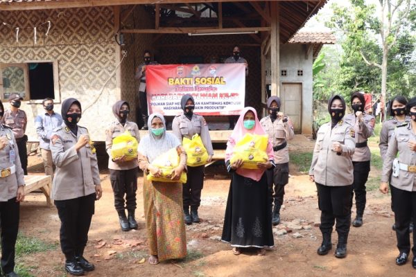 jelang hut ke 72 polwan polda banten gelar bakti sosial 11335