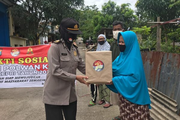 jelang hut ke 72 polwan polda kepri gelar bakti sosial 11331
