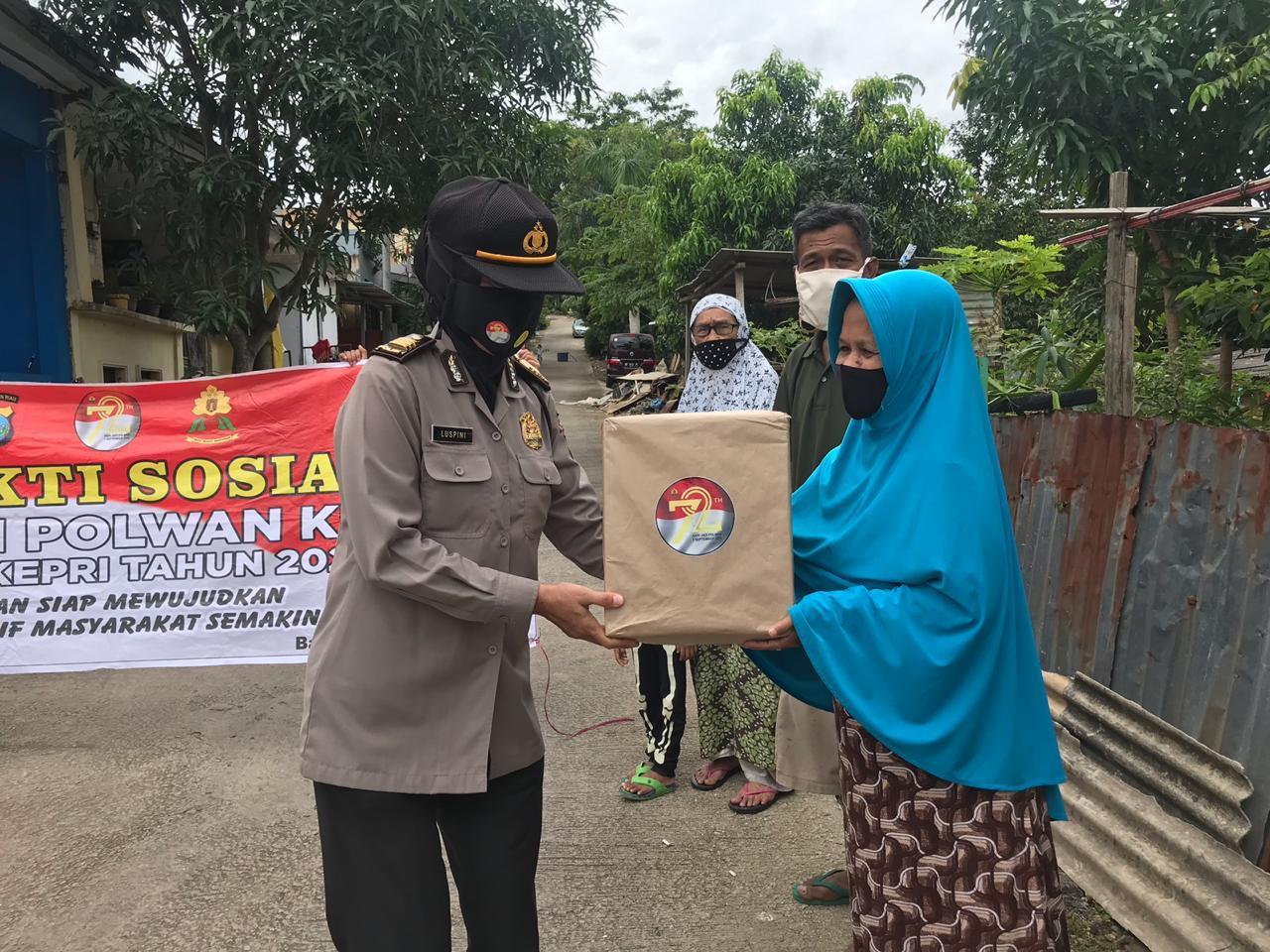 jelang hut ke 72 polwan polda kepri gelar bakti sosial 11331