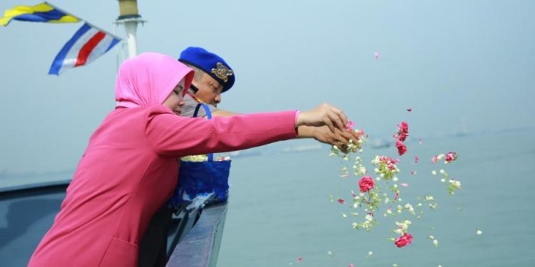 jelang hut polairud ke 73 ditpolairud polda jatim laksanakan upacara tabur bunga di laut 66611