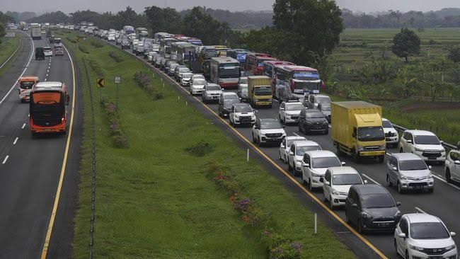 jelang libur lebaran polri siapkan skema one way di tol trans jawa 56301