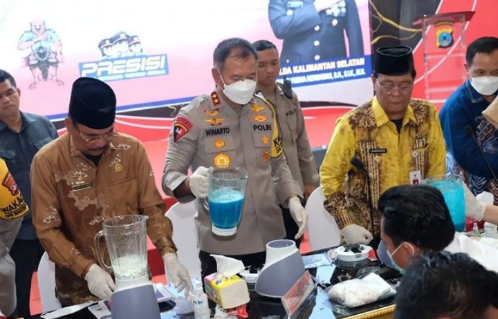 jelang malam pergantian tahun polda kalsel musnahkan 2663 kg sabu dan 579 butir xtc 68262