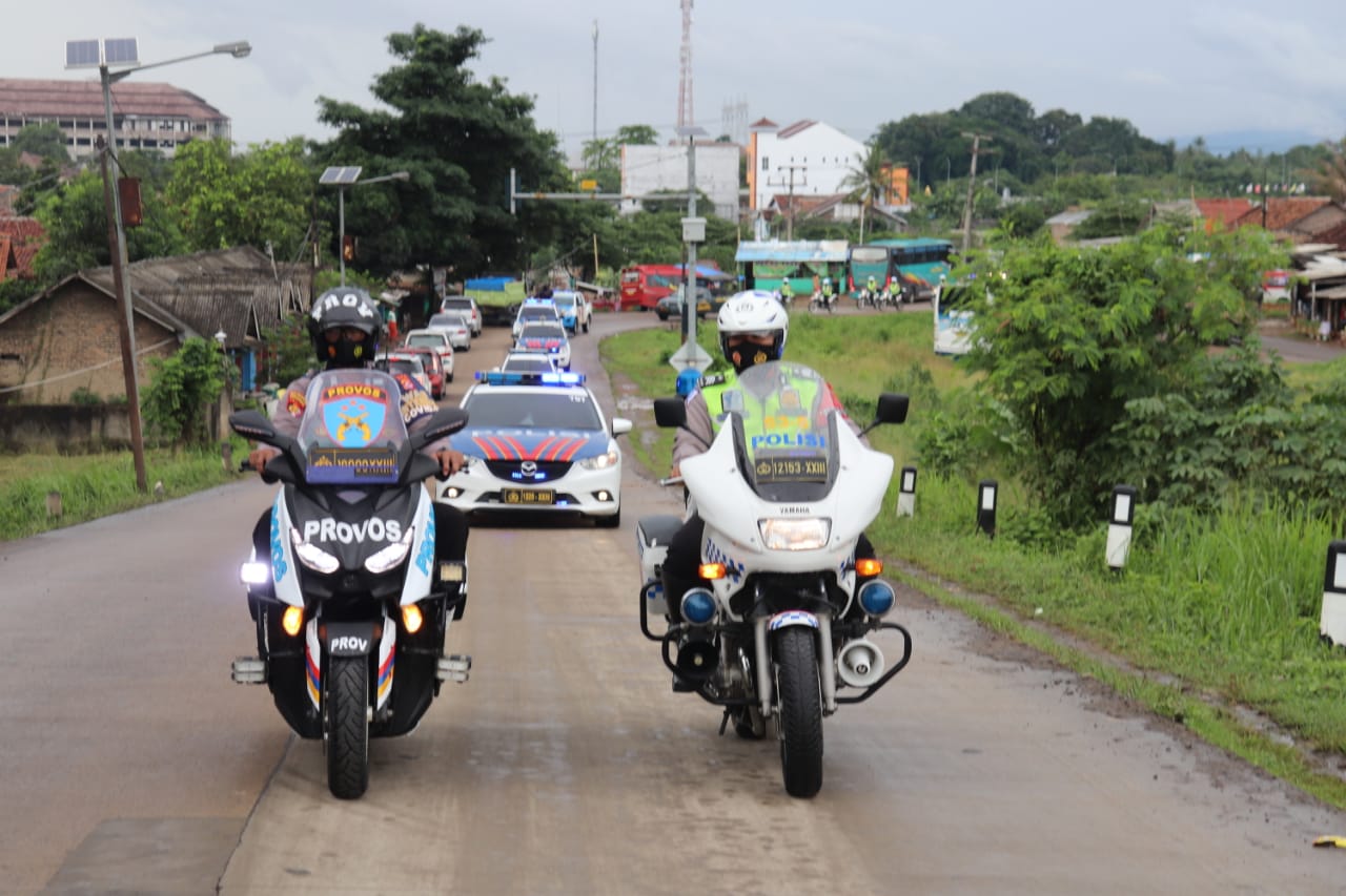 jelang natal dan tahun baru polda banten bersama tni dan forkopimda gelar patroli skala besar 11751