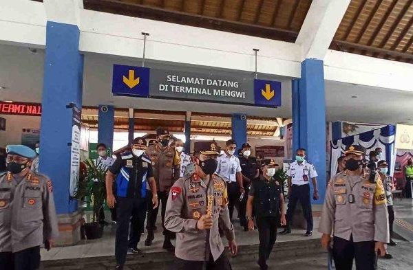 jelang nataru kapolda bali lakukan pengecekan pos pengamanan di terminal type a mengwi 22542