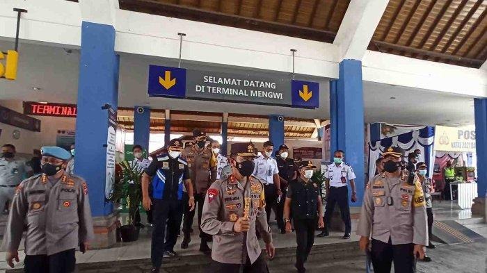 jelang nataru kapolda bali lakukan pengecekan pos pengamanan di terminal type a mengwi 22542