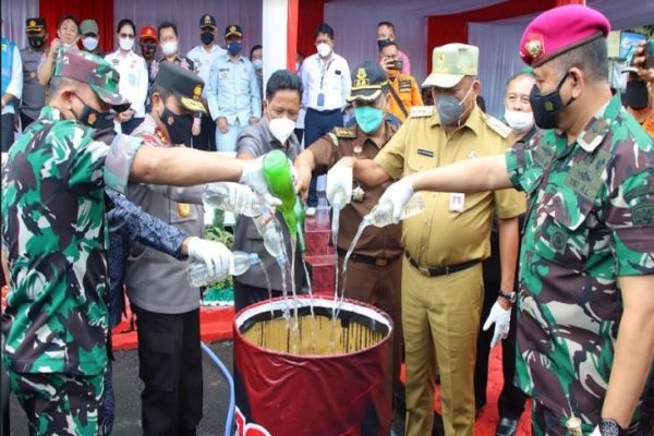 jelang nataru polda sulut musnahkan barang bukti ribuan liter miras tanpa izin edar 17562