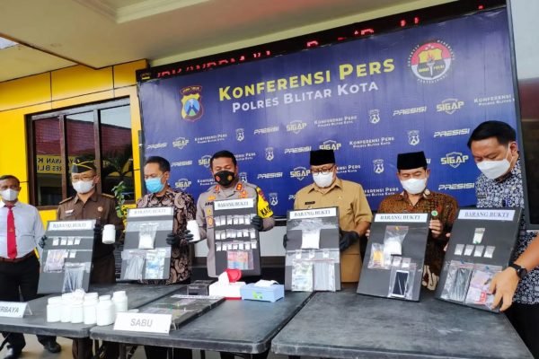 jelang nataru polres blitar bongkar 10 kasus narkoba 52823