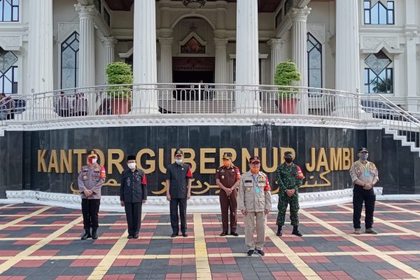jelang new normal kapolda jambi bersama gubernur dan danrem 042 gapu pimpin apel gelar pasukan operasi pendisplinan 11041