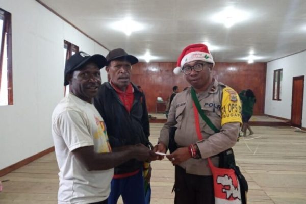 jelang perayaan natal binmas noken salurkan bantuan dan jalin silahturahmi di gereja 52593