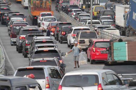 jelang perayaan tahun baru jumlah kendaraan menuju danau toba meningkat 52890