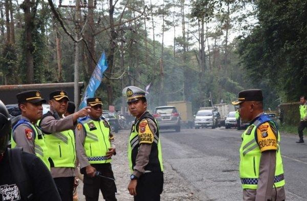 jelang pergantian tahun kapolres tanah karo cek kesiapan personel pengamanan jalur wisata berastagi 52881