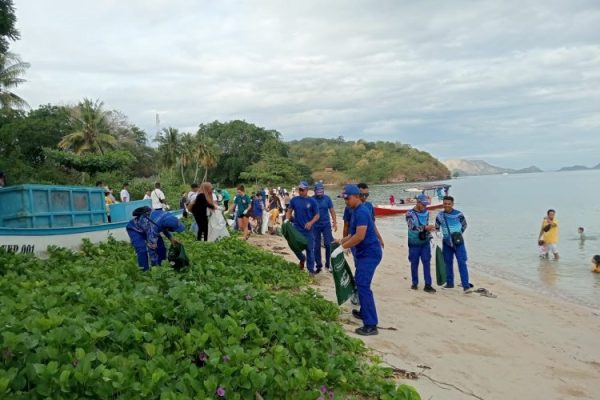 jelang peringatan world ocean day 2024 ditpolairud polda ntt gelar aksi bersih bersih pantai 75009