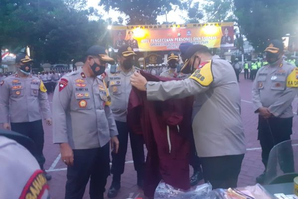 jelang pilkada serentak wakapolda jatim pimpin apel ops mantap praja semeru 2020 32471
