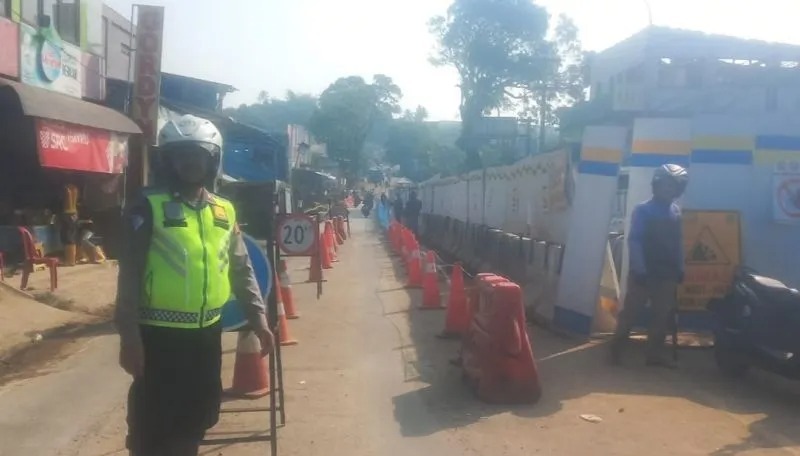 jembatan cikereteg di jalan bogor sukabumi mulai dibuka untuk kendaraan roda dua 61139