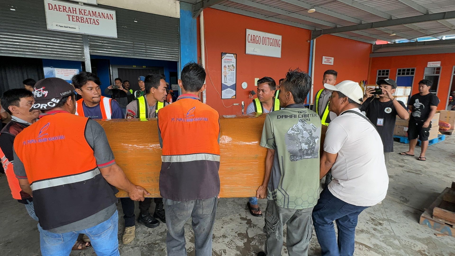 jenazah pilot gleen malcom coning korban penembakan kkb di distrik alama diberangkatkan menuju jakarta 77324