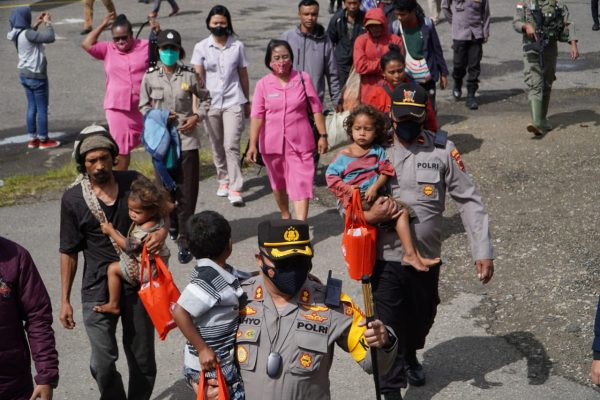 joint task force of armed forces police and pegunungan bintang departmental police evacuates residents from kiwirok district 42971