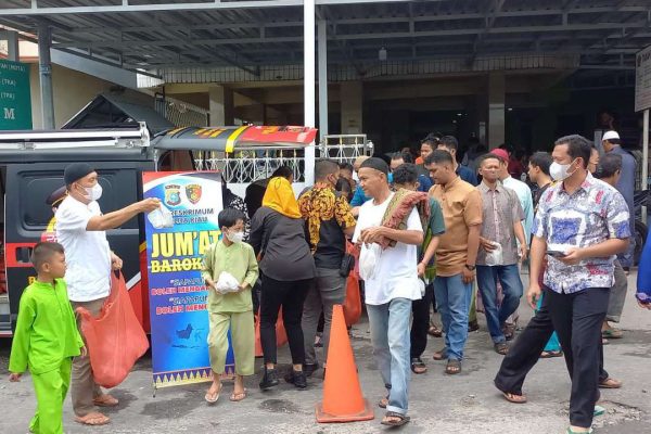 jumat barokah dit reskrimum polda riau bagikan 500 nasi bungkus untuk sampaikan pesan kamtibmas 29059