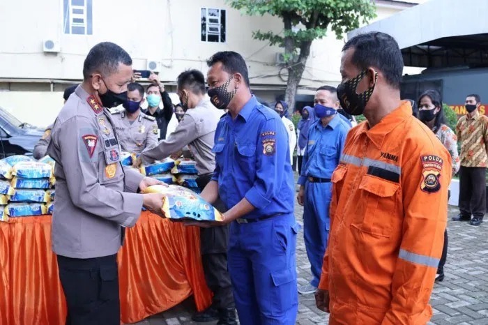 jumat barokah kapolda berikan beras untuk phl polda sumatera selatan 11205