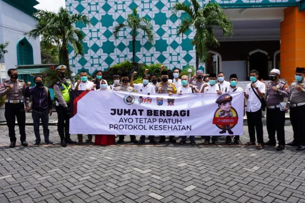 jumat berbagi kapolres gresik bersama pwi bagikan masker dan hand sanitizer di masjid agung kabupaten gresik 30460
