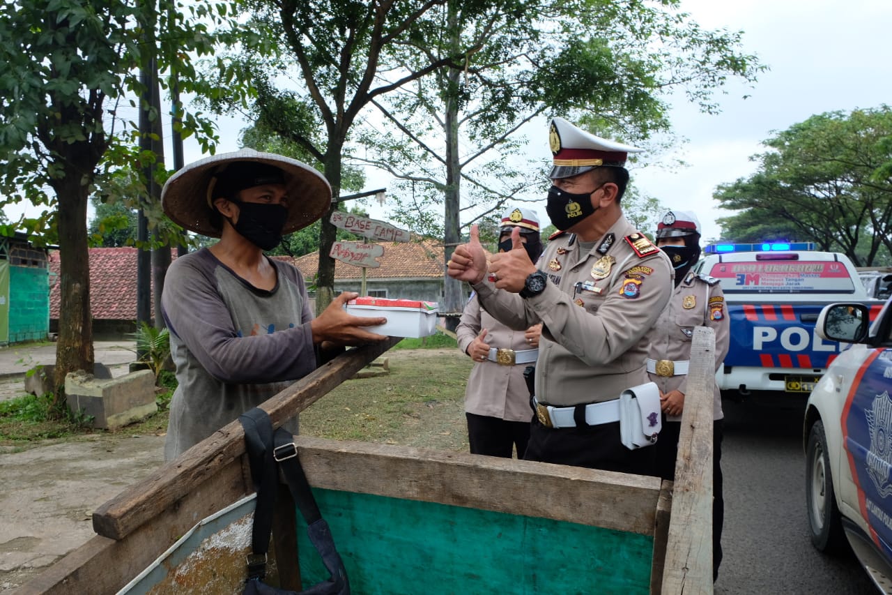 jumat peduli polresta tangerang bagikan nasi kotak kepada petugas kebersihan dan pengemudi ojek 36691