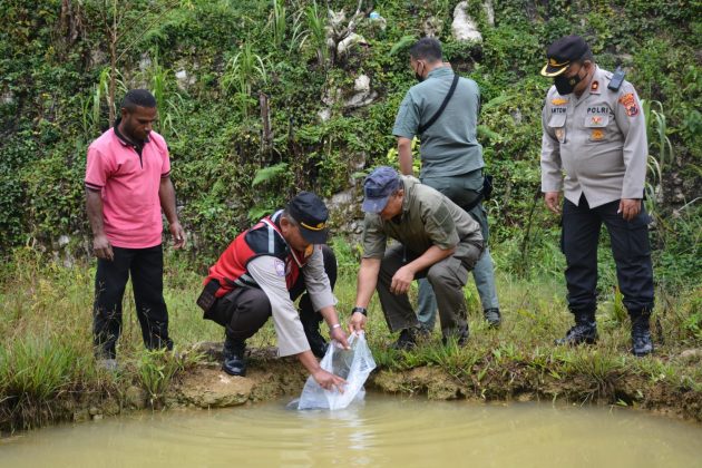 ka ops nemangkawi serahkan bansos ke gereja sion gidi oksibil di pegunungan bintang 13431