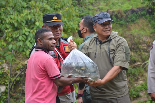ka ops nemangkawi serahkan bansos ke gereja sion gidi oksibil kab peg bintang 13428