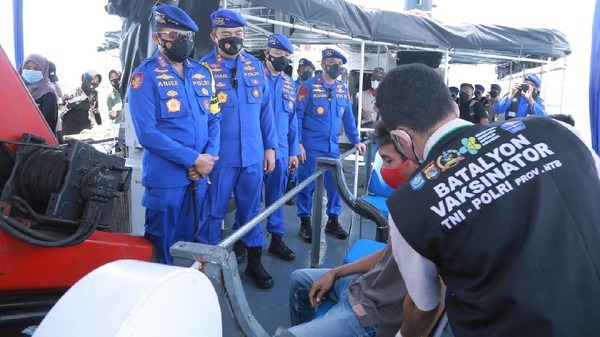 kabaharkam polri apresiasi upaya vaksinasi terapung yang di gagas dit polairud polda ntb 26967