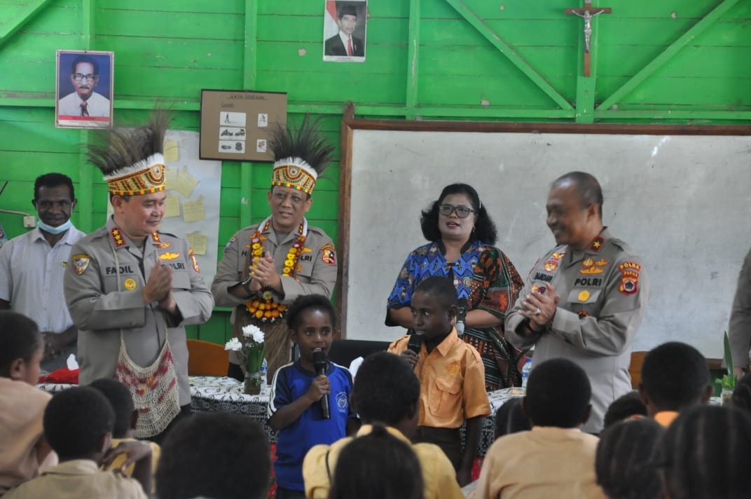 kabaharkam polri berikan bantuan ke sd santo stevanus wouma wamena 64818
