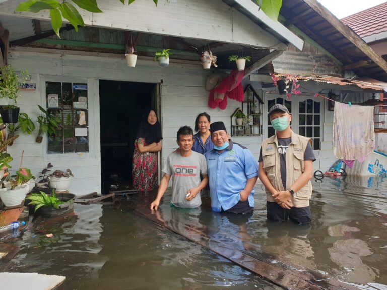 kabaharkam polri bkprmi bantu korban banjir banjarmasin 11828