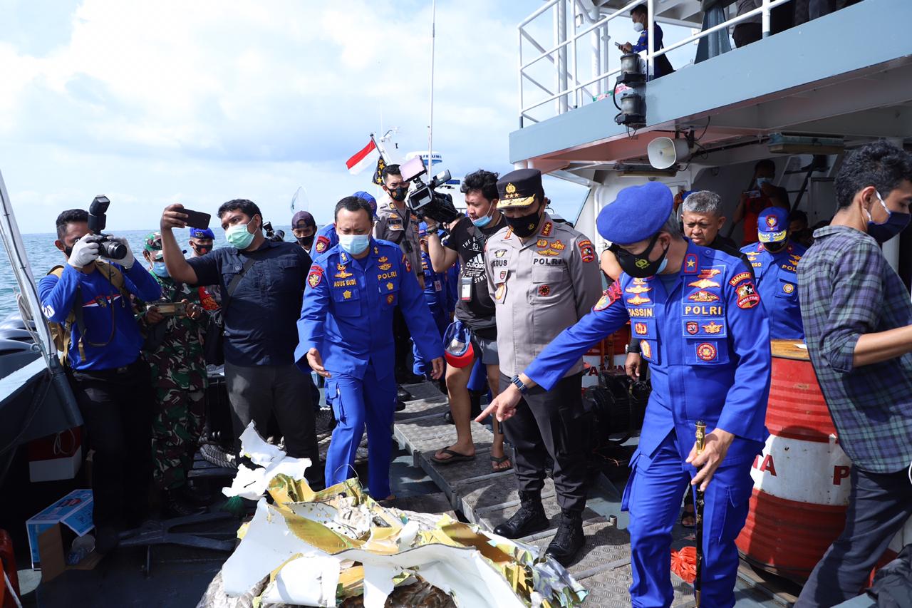 kabaharkam polri cek langsung proses pencarian korban pesawat sriwijaya air sj 182 33171