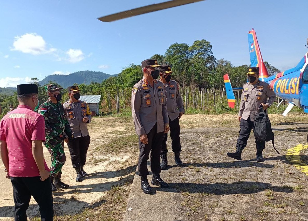 kabaharkam polri dandim sambas kunjungi plbn aruk 28623
