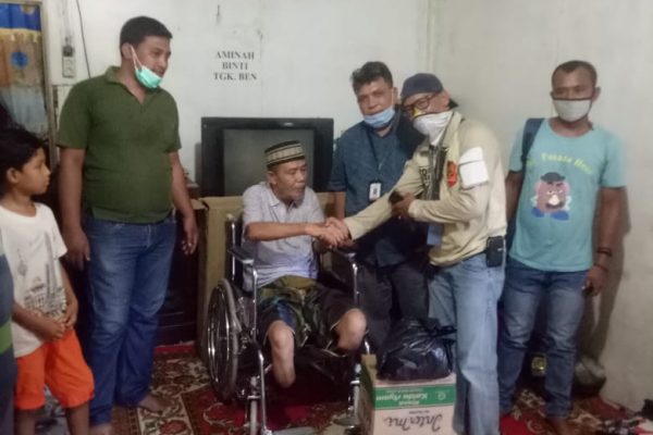 kabaharkam polri kembalikan senyum pria asal aceh yang kedua kakinya di amputasi 11378