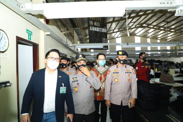 kabaharkam polri lakukan pengecekan tempat pembuat perlengkapan pertahanan dalam negeri 34881