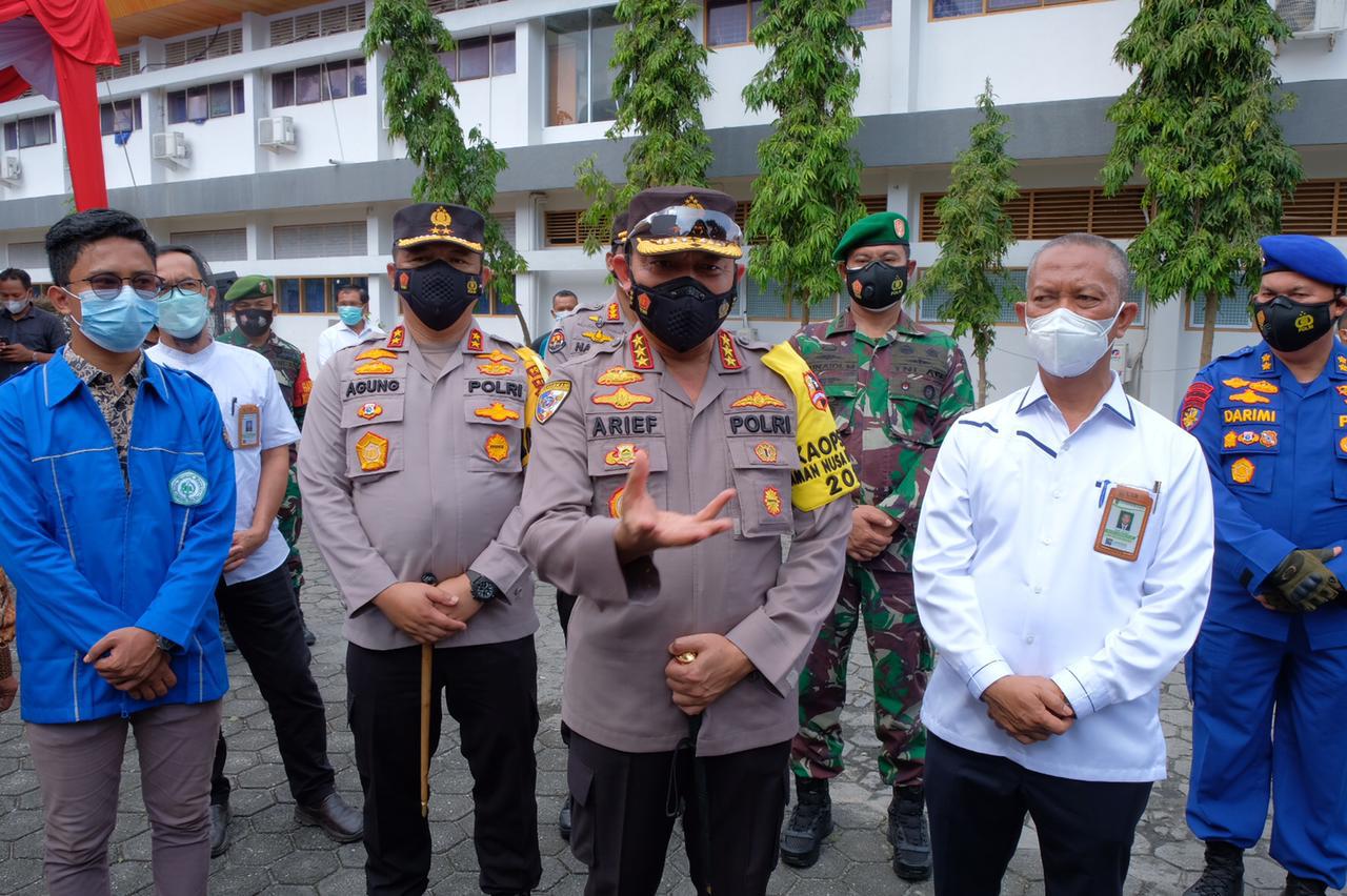 kabaharkam polri tinjau pelaksanaan vaksinasi dan berikan bansos di kampus uir 26650
