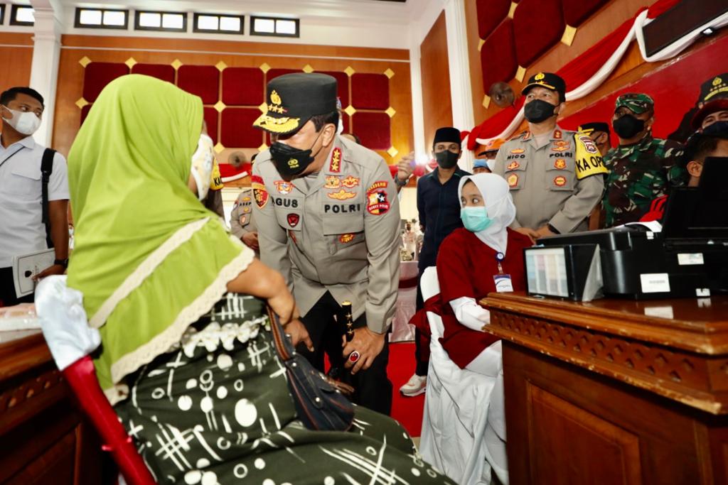 kabareskrim polri bersama kapolda jatim cek pelaksanaan dan pencapaian vaksinasi covid 19 di pamekasan 45167